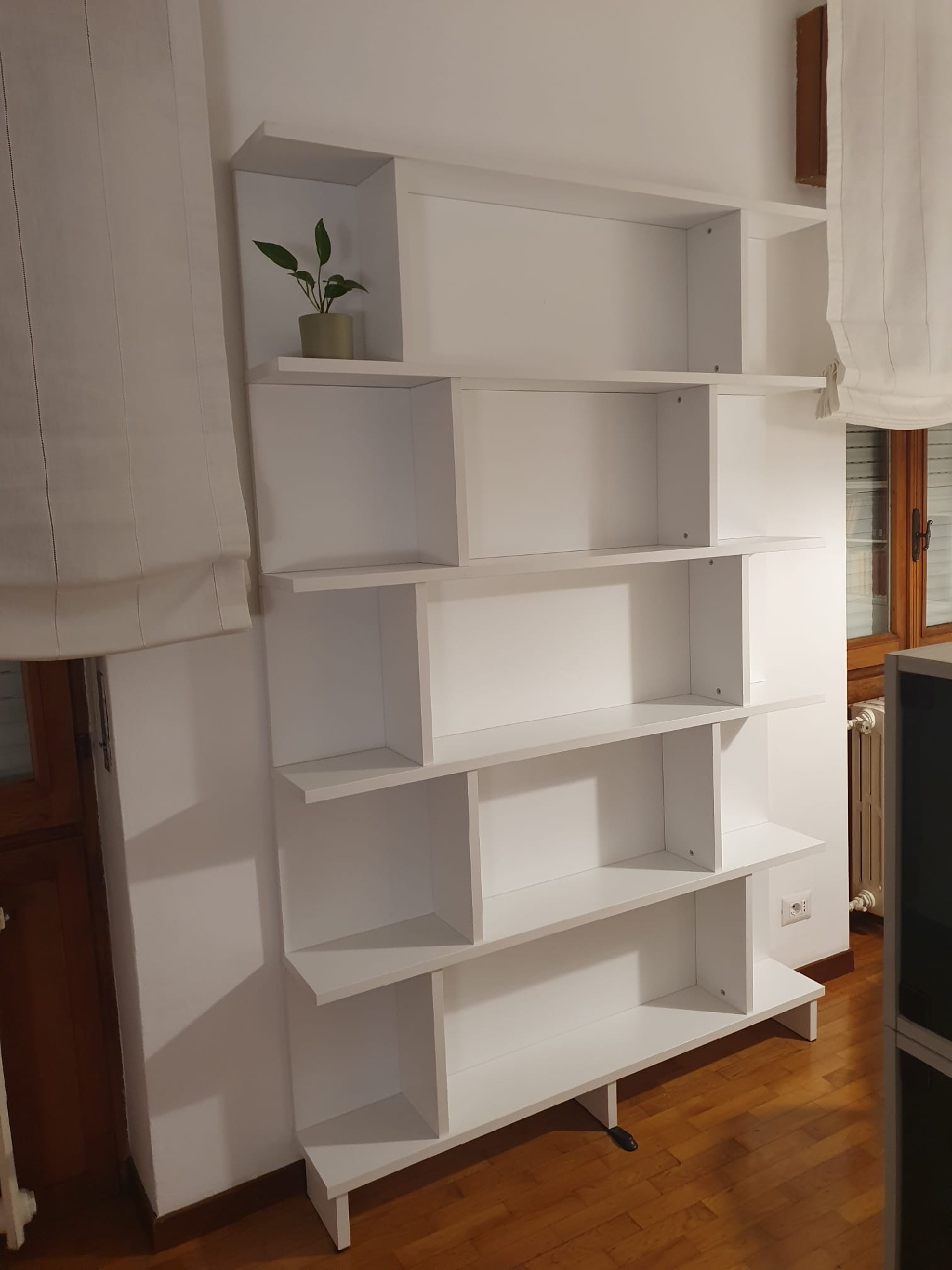 Libreria bianca su misura  in salotto moderno 
